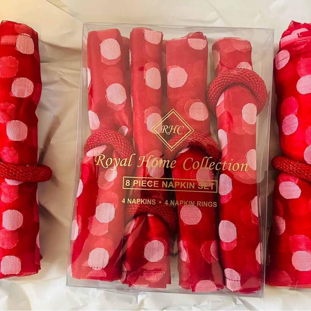 NWT: Royal Home Collection, 16 piece set- 8 napkins, 8 beaded rings, Red.